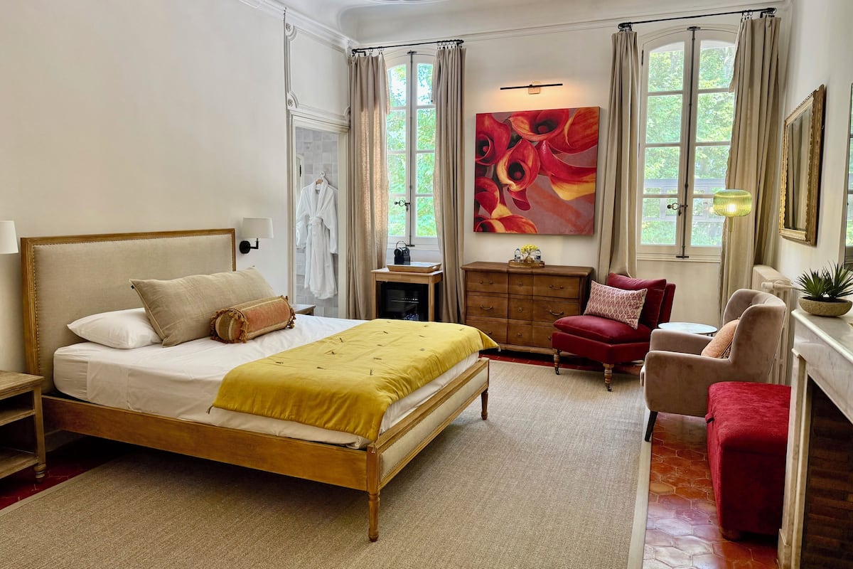 Quarto casal clássico, suíte, vista para o pátio (Lily) | Roupas de cama premium, cofres nos quartos, individualmente decorados