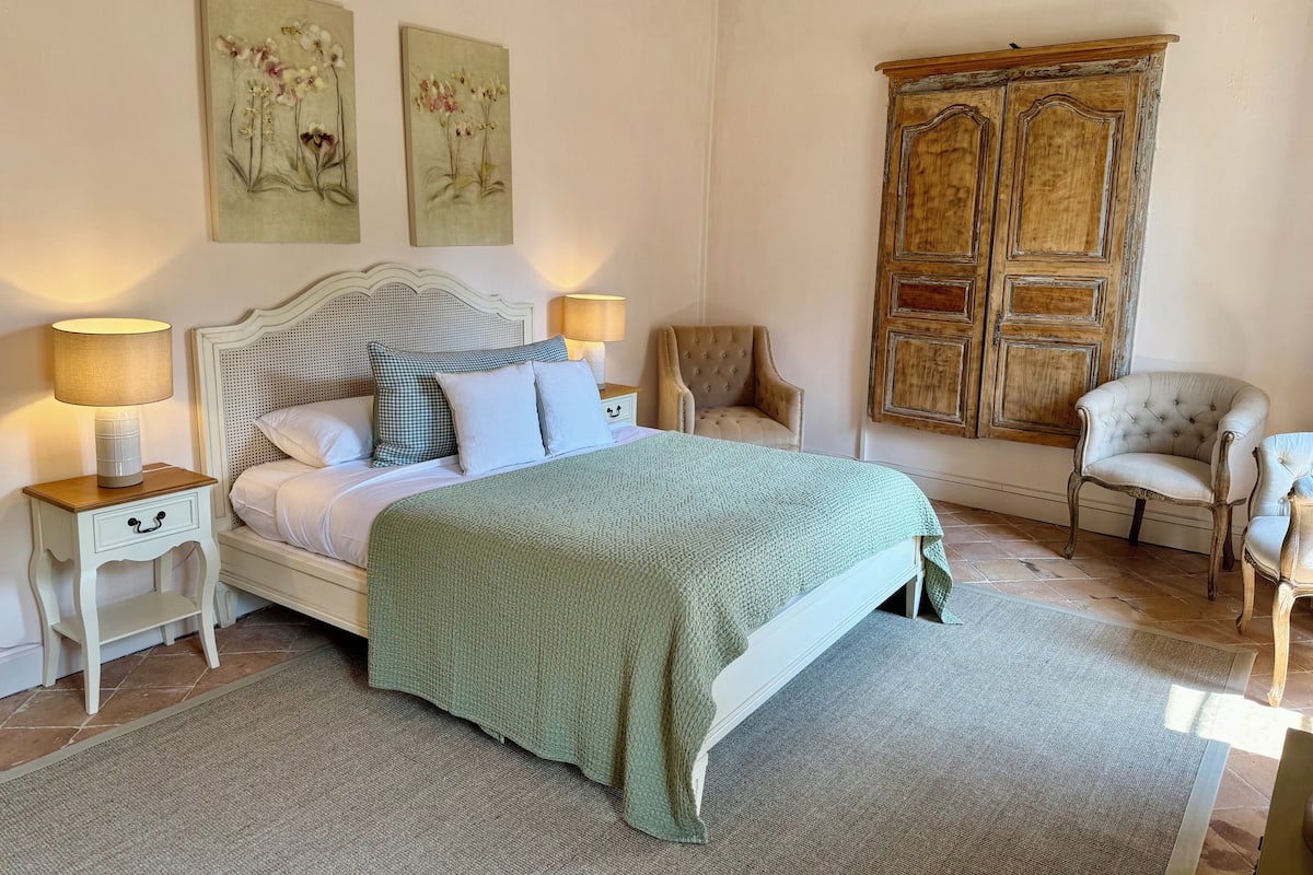 Quarto casal executivo, suíte, vista para o jardim (Sage) | Roupas de cama premium, cofres nos quartos, individualmente decorados