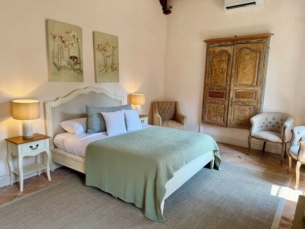 SAGE ROOM | Premium bedding, in-room safe, individually decorated