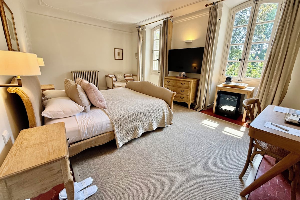 Quarto casal premium, suíte, vista para o jardim ( Rose) | Roupas de cama premium, cofres nos quartos, individualmente decorados