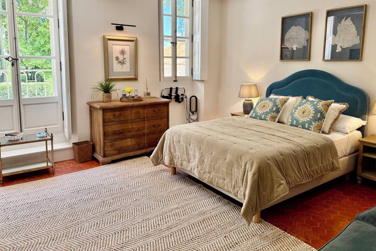 LAVENDER ROOM | Premium bedding, in-room safe, individually decorated