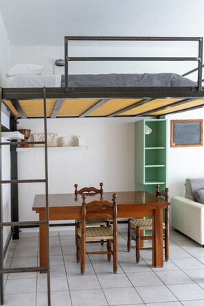 1 chambre, fer et planche à repasser, accès au Wi-Fi (inclus)