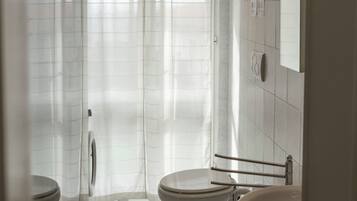 Haartrockner, Handtücher, Toilettenpapier