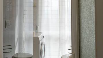 Haartrockner, Handtücher, Toilettenpapier