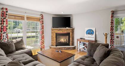 Spacious 4BR Townhome w/ Hot Tub Near Village