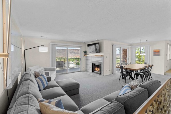 TV, fireplace, books - Cozy Condo - Desert Mesa View! (St. George)