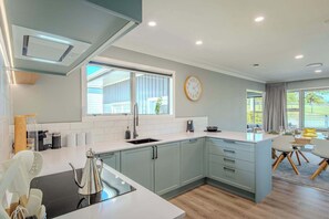 Fridge, microwave, oven, stovetop - Fairway Views - Golf Course location with Spa Pool (Rotorua)