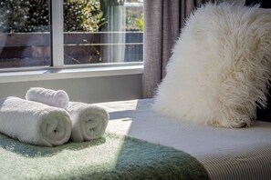 3 bedrooms, iron/ironing board, travel cot, WiFi - Fairway Views - Golf Course location with Spa Pool (Rotorua)