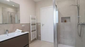 Dusche, Haartrockner, Bidet, Handtücher