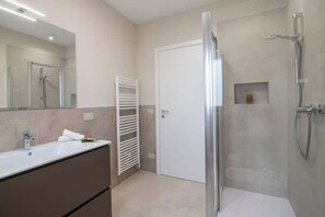 Douche, sèche-cheveux, bidet, serviettes fournies