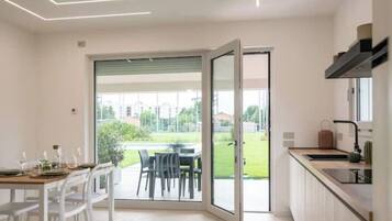 Kühlschrank, Mikrowelle, Herdplatte, Geschirrspüler