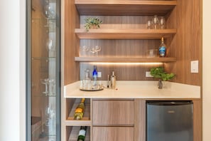 Eine Küche mit Holzböden, einem Kühlschrank und Weingläsern.