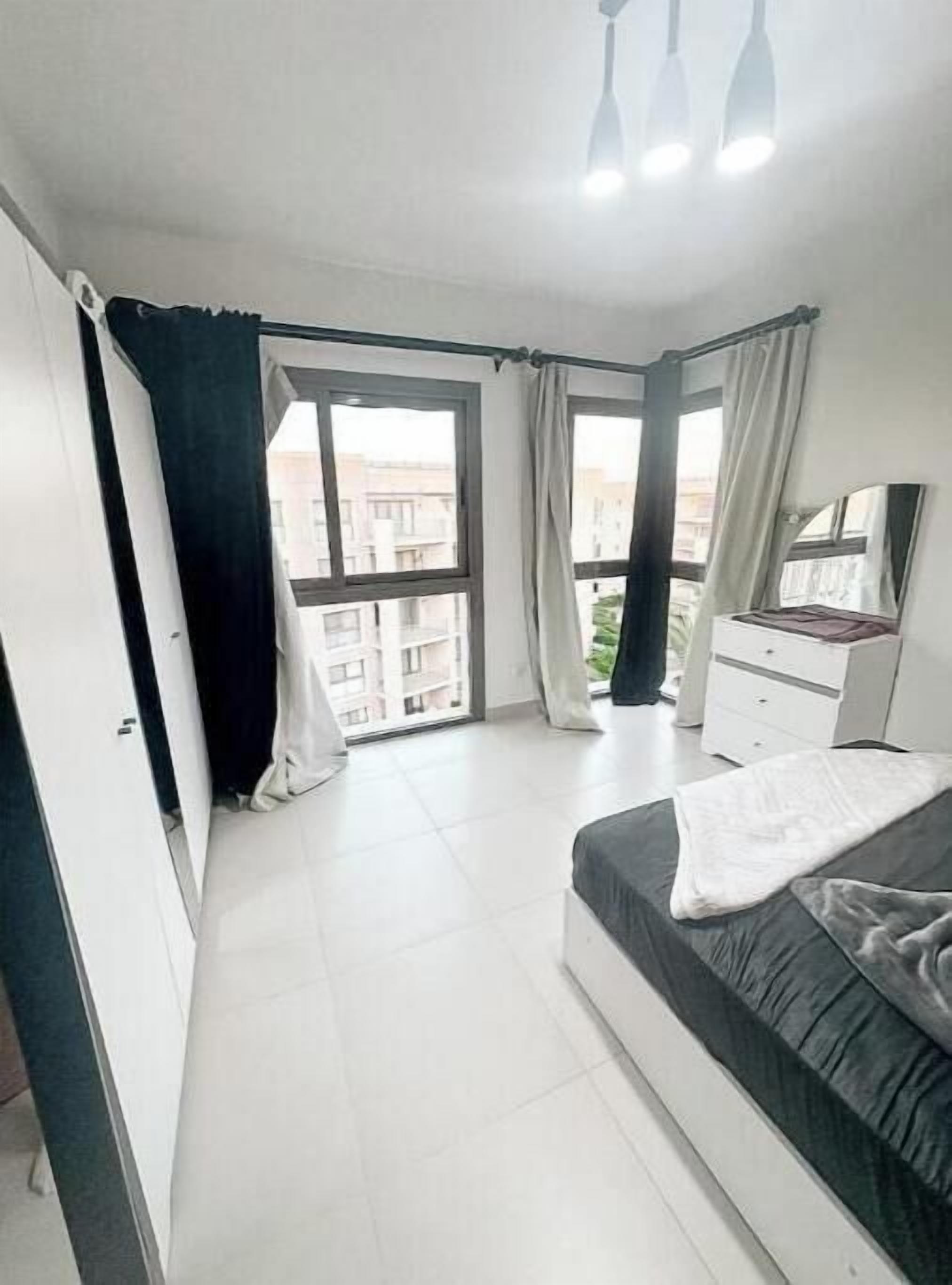 1 多间卧室、上网接入、床单