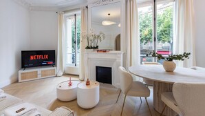 Apartment | Dining - Charming Flat - 2bd/6p - Passy / Eiffel Tower (Paris)