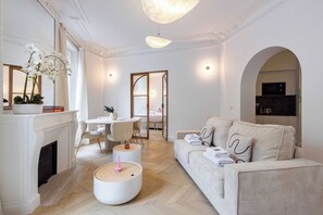 Apartment | Living area | Fireplace