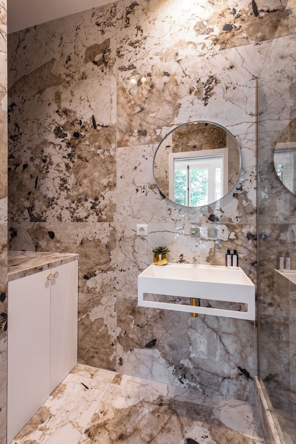 Apartment | Bathroom | Hair dryer, towels, shampoo