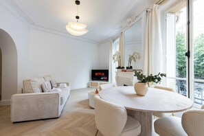 Apartment | Living area | Fireplace