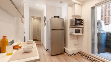 Réfrigérateur, micro-ondes, four, plaque de cuisson