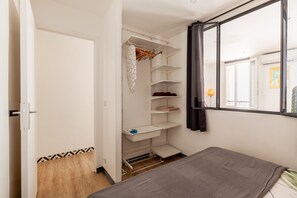 1 chambre, fer et planche à repasser, draps fournis
