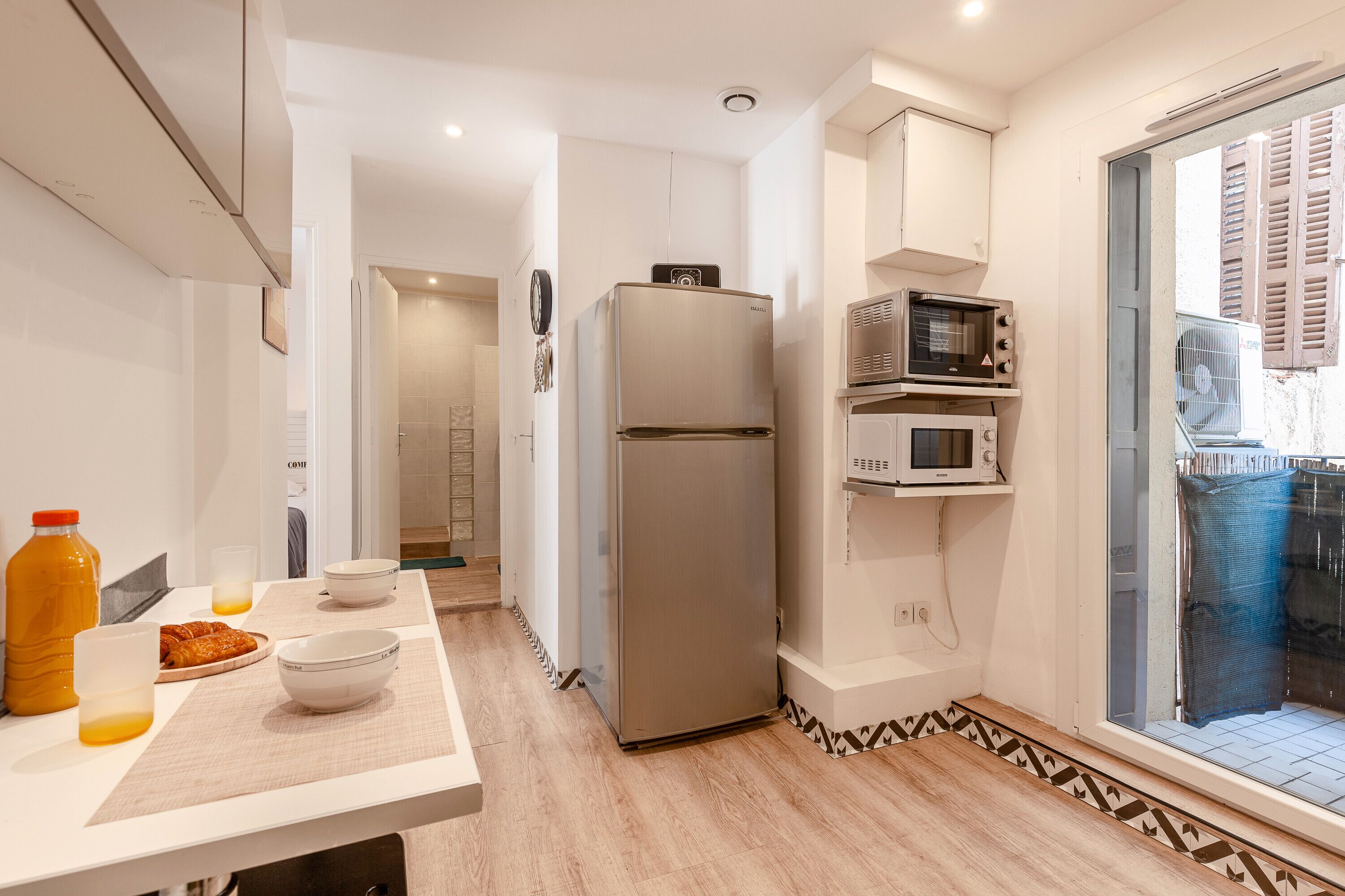 Kjøleskap, mikrobølgeovn, ovn og kokeplater