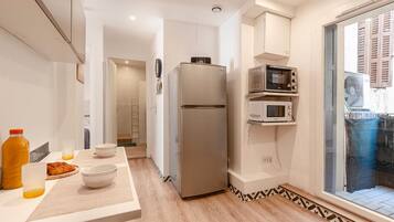 Køleskab, mikrobølgeovn, ovn, kogeplade