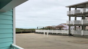 A view of a building with a balcony and a parking area. - Beachgate Condo Suites And Hotel 516+517a+517b 3 Bedroom Condo (Port Aransas)