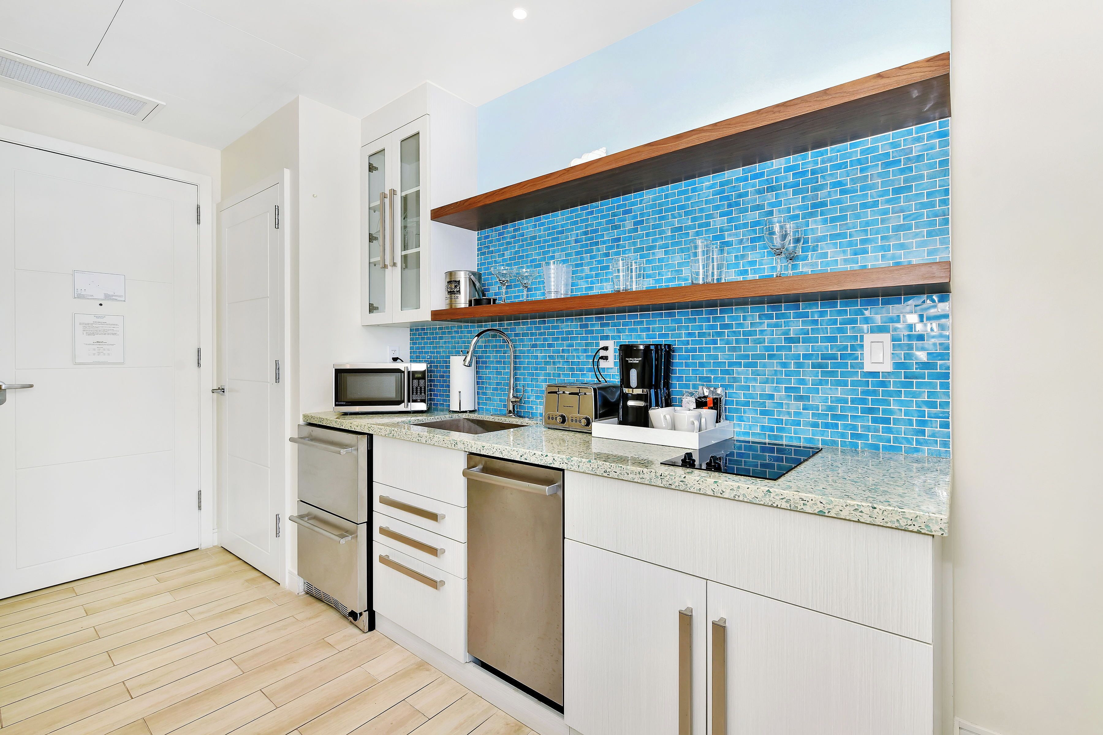 Placa de cocina, lavavajillas y cafetera o tetera