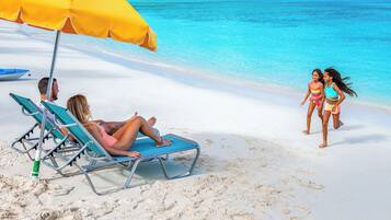 Playa privada en los alrededores y camastros