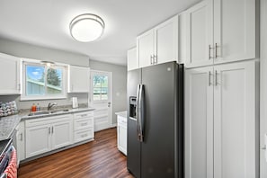 House, 4 Bedrooms | Private kitchen | Fridge, oven, coffee/tea maker