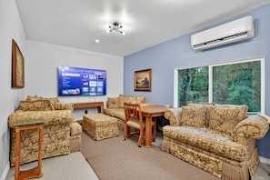 House, 5 Bedrooms | Living area | Smart TV, streaming services