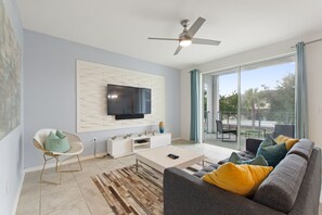 Apartamento, 2 habitaciones | Zona de estar | Una Smart TV