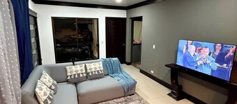 Fully Equipped 3 Beds 2 Cars 20-min Airport
