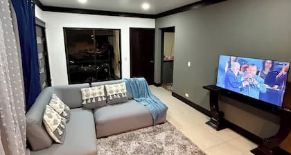 Fully Equipped 3 Beds 2 Cars 20-min Airport