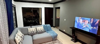Fully Equipped 3 Beds 2 Cars 20-min Airport