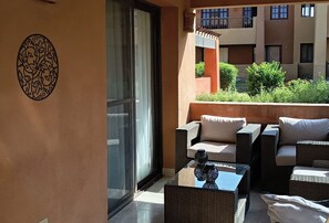 Huoneisto, 2 makuuhuonetta, tupakointi sallittu, parveke | Olohuone | Kirjoja