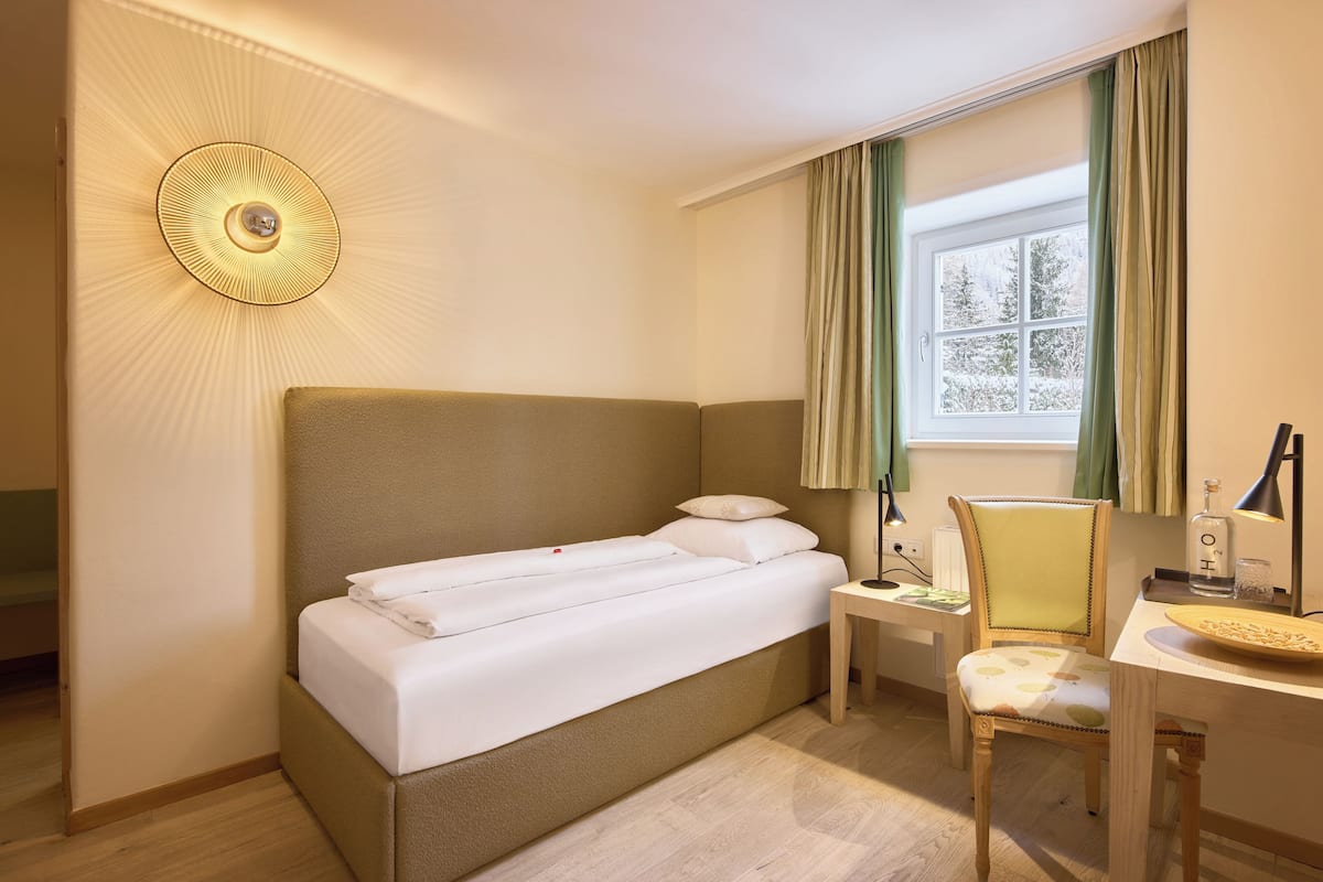 Kamar Single Superior, pemandangan kebun | Brankas, tirai kedap cahaya, setrika/meja setrika, dan Wi-Fi gratis