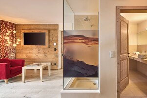Suite estudio Deluxe, vistas a la montaña | Caja fuerte, cortinas opacas, tabla de planchar con plancha