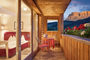 Suite estudio Deluxe, vistas a la montaña | Caja fuerte, cortinas opacas, tabla de planchar con plancha