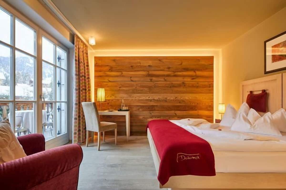 Zimmersafe, Verdunkelungsvorhänge, Bügeleisen/Bügelbrett