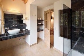 Deluxe Double Room, Balcony, Mountain View | Bathroom | Slippers - Dolomit Boutique Hotel (Badia)