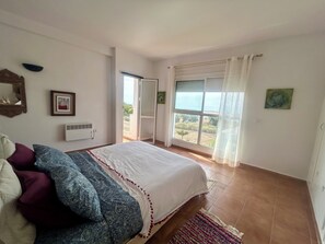 5 bedrooms, iron/ironing board, Internet, bed sheets - Exceptional view of the Oualidia Lagoon Peaceful stay with friends/family (Oualidia)