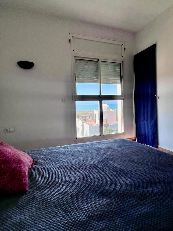 5 bedrooms, iron/ironing board, internet, bed sheets