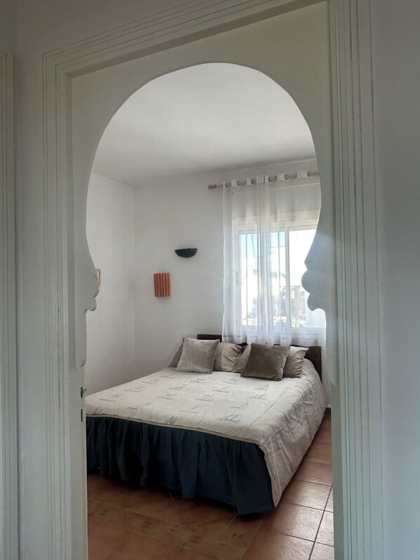 5 habitaciones, tabla de planchar con plancha, internet y ropa de cama