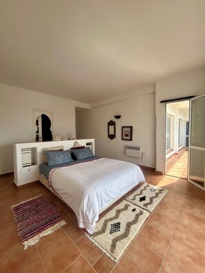 5 bedrooms, iron/ironing board, Internet, bed sheets