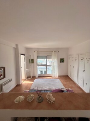 5 habitaciones, tabla de planchar con plancha y acceso a internet