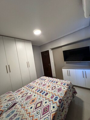 5 habitaciones, tabla de planchar con plancha, internet y ropa de cama 