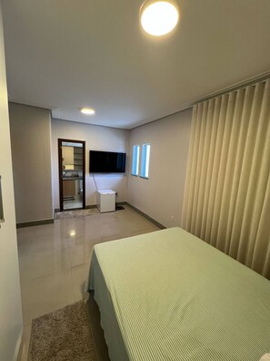 5 quartos, ferros/tábuas de passar roupa, acesso à internet