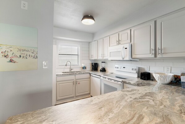 Een koelkast, een microgolfoven, een oven, een kookplaat