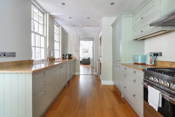 Cookware/dishes/utensils