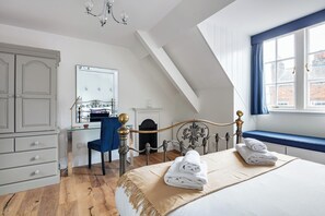 4 bedrooms, individually decorated, individually furnished, free WiFi